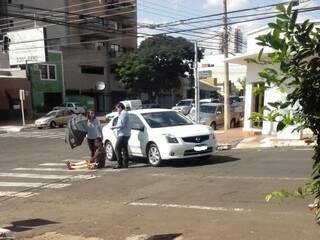 Idosa aguardou a chegada do SAMU sentada no local do acidente.(Foto: Direto das ruas)