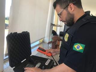Policial testando o novo equipamento (Foto: Aletheya Alves)