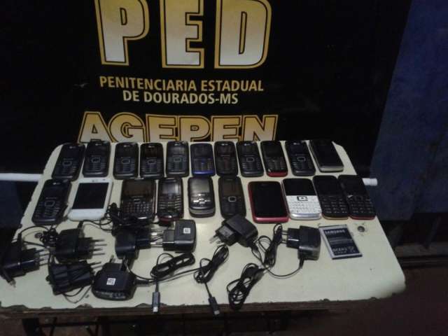 Homem &eacute; flagrado arremessando 21 celulares sobre muralha de pres&iacute;dio