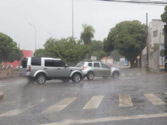 Pancadas de chuva chegam acompanhada de trovoadas em Campo Grande