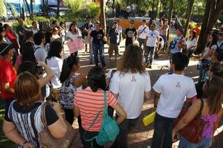 Manifestantes se reuniram na praça Ary Coelho (Foto: Cleber Gellio)