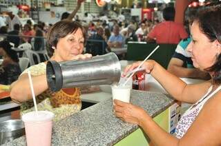 Jeonice serve uma das clientes na barraca da feira central.