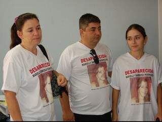 Irmã de Marielly (terceira da esquerda para a direita) em 2011 quando a moça ainda estava desaparecida (Foto: Arquivo)