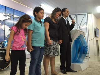 Gabriela, Lucas, Hellen e Wanderson em oração. (Foto: Reprodução/ Facebook)