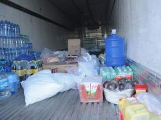 Produtos perecíveis estão sendo colocados em um caminhão refrigerado (Foto: Paulo Francis) 