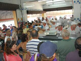 Campo-grandenses se apressam para compra de peixe na Sexta-Feira Santa. (Foto: Fernando da Mata)