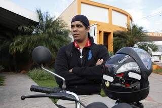 Motociclista, Marcos Vinicius reclama da sinalização inadequada. (Foto: Cleber Gellio)