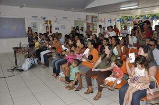 Mães receberam orientações de profissionais (Foto: Marcelo Calazans)