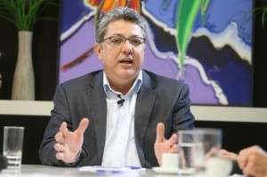 Em primeiro hor&aacute;rio eleitoral na TV, Evander se apresenta ao lado de Bernal