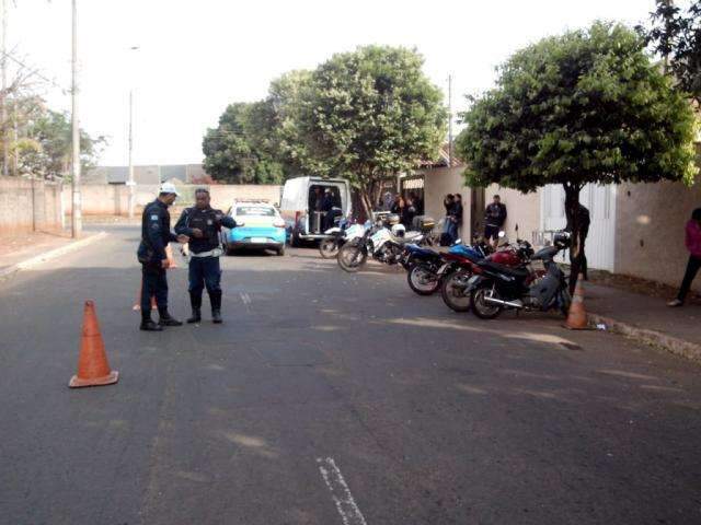 Blitz flagra 28 condutores n&atilde;o habilitados e remove 37 motos 