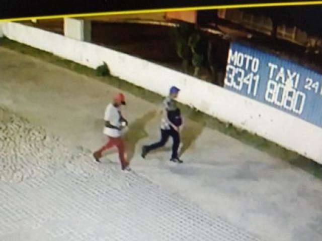 Pol&iacute;cia prende dupla que roubou duas farm&aacute;cias em uma hora 