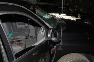 Marcas de sangue ficaram no veículo em que a vítima estava. (Adauto Dias / Glória News)