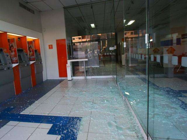 Ag&ecirc;ncia amanhece com porta travada e vidro quebrado na avenida Zahran 