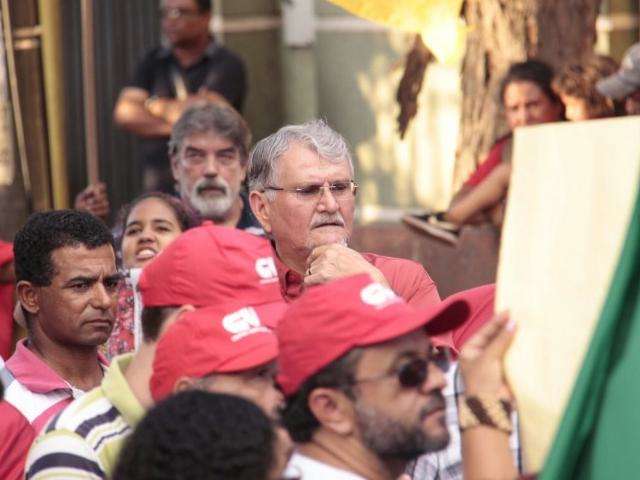 &quot;Cada um aqui vale por 300 coxinhas&quot;, diz deputado petista em ato pr&oacute;-Dilma
