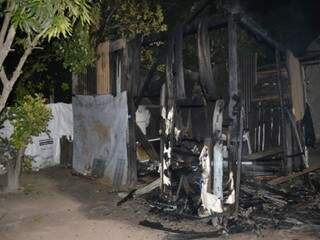 Casa foi totalmente consumida pelo fogo; moradora havia saído depois de discutir com o marido. (Foto: PC de Souza/Edição MS)