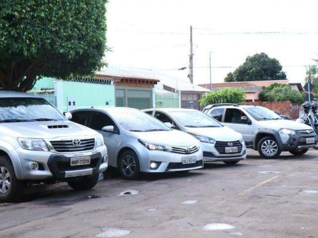 Bando que invadiu lanchonete enviava carros roubados para a fronteira