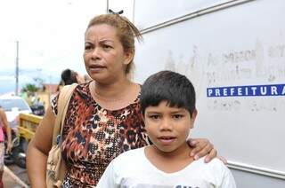 Milena levou os três filho para realizar consultas ao dentista e retirar o documento de identidade (Foto: Alcides Neto)