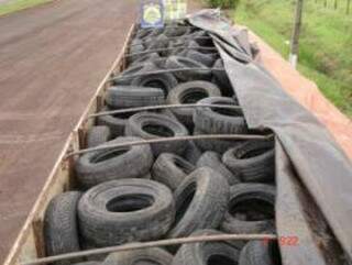 Caminhão transportava dois mil pneus usados. (Foto: Divulgação)