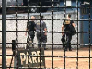 Agentes chegando à sede da PF (Polícia Federal) com material apreendido durante buscas nesta quarta-feira (Foto: Ronie Cruz)