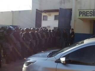 Equipe do Choque da PM ao entrar no Presídio de Trânsito, nesta manhã (Foto: Divulgação)