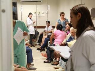 No pronto-socorro, pacientes menos graves esperam sentados por atendimento (Foto: Marcos Ermínio)