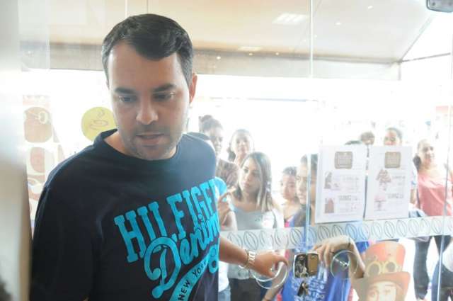 V&eacute;spera da P&aacute;scoa tem fila e promo&ccedil;&otilde;es na corrida pelo chocolate 