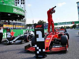 Leclerc sobe no carro para comemorar resultado da Ferrari em casa (Foto: Fórmula 1/Divulgação)