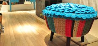 Pufe de crochê da marca Vovó Francelina, um dos destaques de ambiente de mostra de decoração, custa R$ 1.800,00