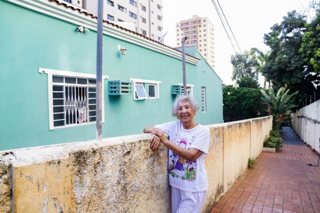 Escondida no Centro, h&aacute; 80 anos Terezinha vive em casa entre plantas e cores