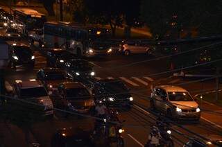 Trânsito fica lento até à noite na avenida Afonso Pena (Foto: Vanderlei Aparecido)