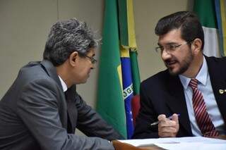 Rinaldo Modesto, com Pedro Kemp, durante sessão na CCJR (Foto: Roberto Higa/ALMS)