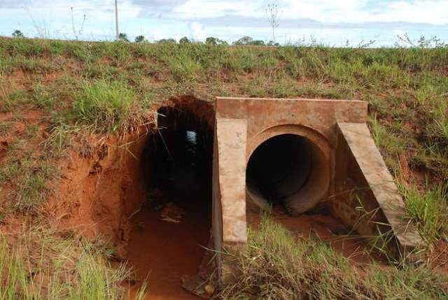  Infiltra&ccedil;&atilde;o na BR-359, em Alcin&oacute;polis, provoca cratera sob a rodovia
