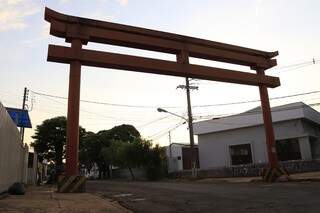 Portal na entrada da rua dos Barbosas onde fica a Associação Okinawa (Foto: Gerson Walber)