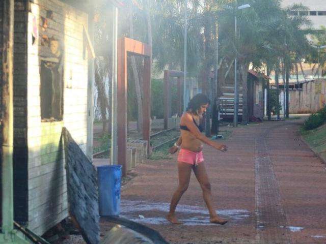 &lsquo;Me amarraram e atearam fogo&rsquo;, conta moradora de quiosque incendiado