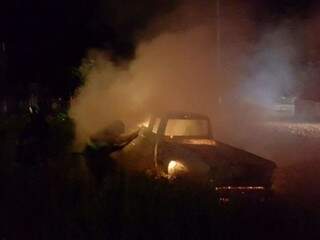 Camionete começou a pegar fogo e foi consumida pelas chamas logo após abastecimento (Foto: Direto das Ruas)