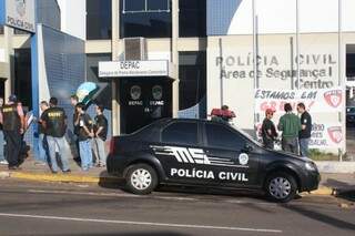 Policiais civis estão concentrados na Depac-Centro. (Foto: Marcos Ermínio)
