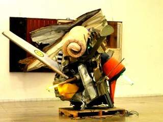 Obras usam objetos descartados, a maioria, peças aeronáuticas. (Foto - Alcides Neto)