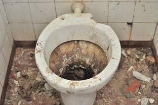 Onde funcionava o banheiro, os vasos sanitários estão nesta situação: com fezes, urina, vômito e muita sujeira