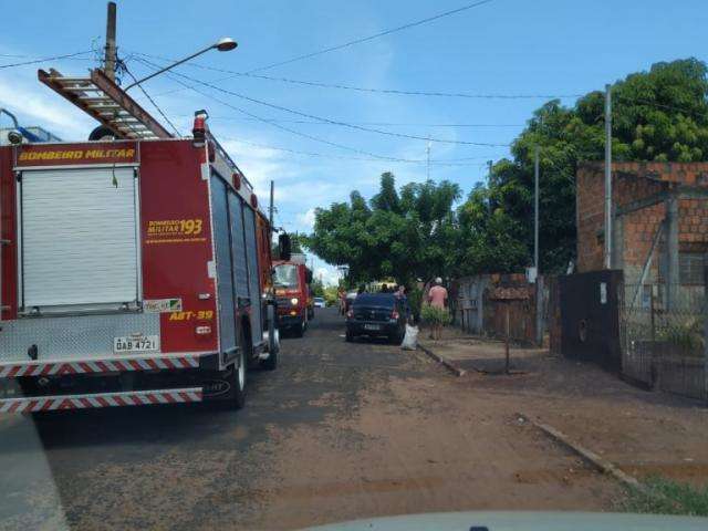 Mulher sofre queimaduras de 2&ordm; grau durante inc&ecirc;ndio em resid&ecirc;ncia