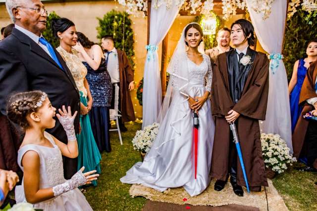 Em 14 dias, noivos organizam casamento Jedi com ajuda dos padrinhos