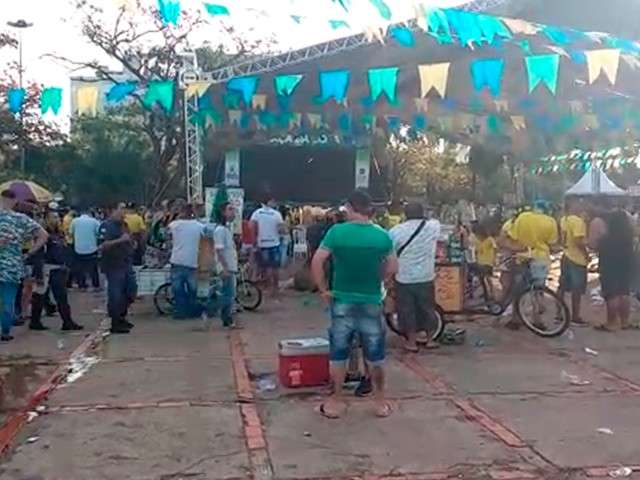 P&oacute;s-jogo: decep&ccedil;&atilde;o define clima em pra&ccedil;a ap&oacute;s a derrota brasileira.