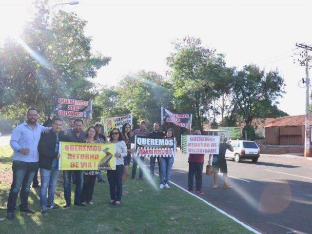 Moradores fazem protesto por obras no tr&acirc;nsito em avenida do Pioneiros