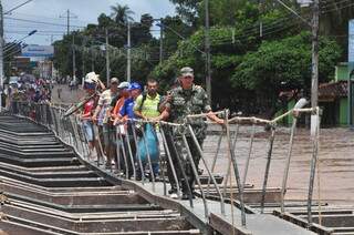 Uma das preocupações é com o movimento na passarela metálica, onde muitas pessoas passam mal. (Foto Aquidauana News)