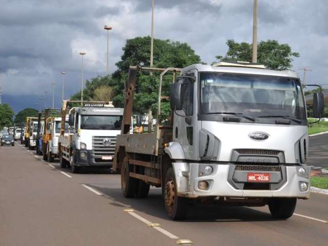 Ainda sem espa&ccedil;o para jogar entulho, ca&ccedil;ambeiros fazem novo protesto