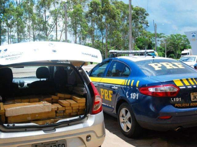 Jovem &eacute; preso ao ser flagrado com 360 kg de maconha na rodovia BR-267