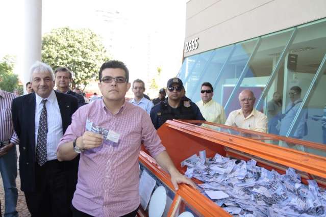 Olarte faz primeiro sorteio na data certa de pr&ecirc;mio do IPTU desde 2013