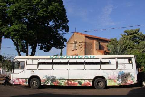 Com orgânicos a R$ 3, ônibus vende frutas e verduras em frente a igreja