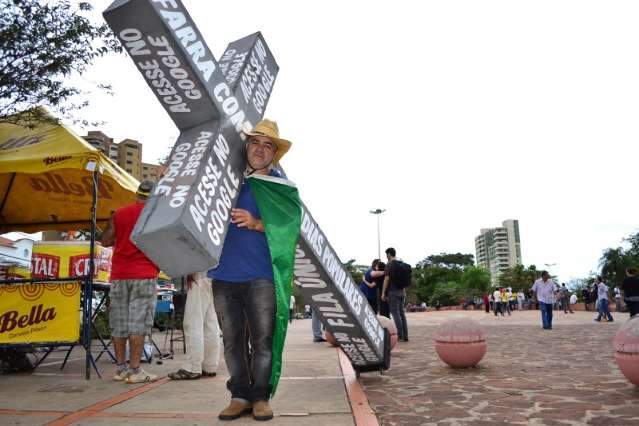 Homem promete acompanhar todo percurso com cruz nas costas  