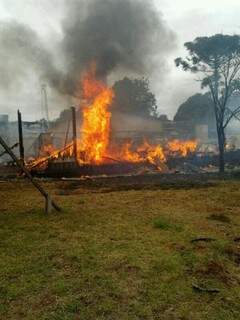 Foto mostra casa sendo destruída em Coronel Sapucaia (Foto: Marizete Espíndola)