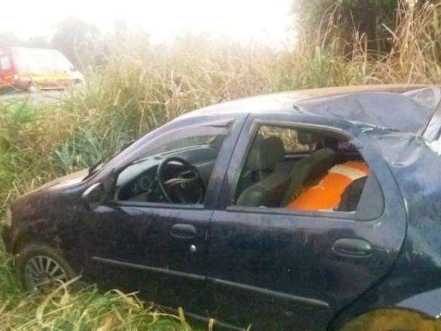 Trio fica ferido ap&oacute;s motorista perder controle da dire&ccedil;&atilde;o e capotar na MS-276